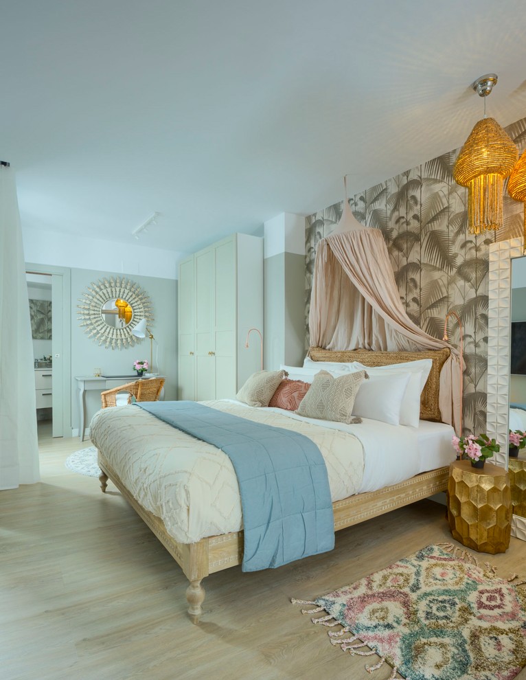 Ejemplo de dormitorio tipo loft bohemio de tamaño medio con paredes verdes, suelo de baldosas de porcelana y suelo marrón