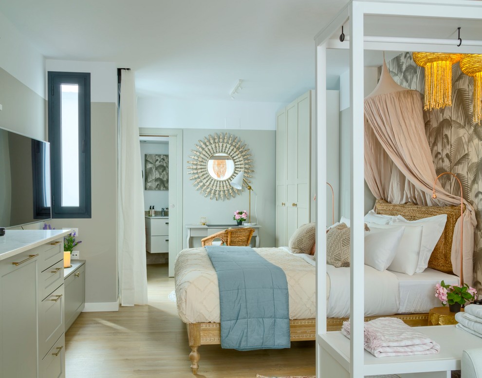 Imagen de dormitorio tipo loft ecléctico de tamaño medio con paredes verdes, suelo de baldosas de porcelana y suelo marrón