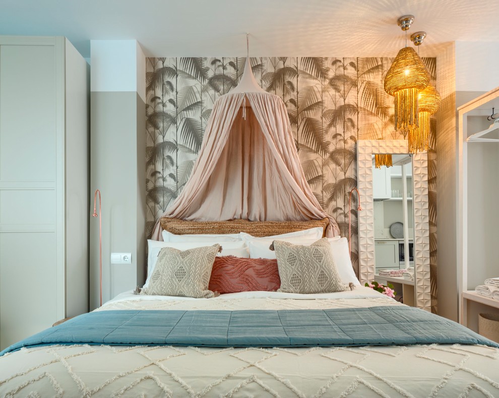 中くらいなエクレクティックスタイルのおしゃれなロフト寝室 (緑の壁、磁器タイルの床、茶色い床) のレイアウト