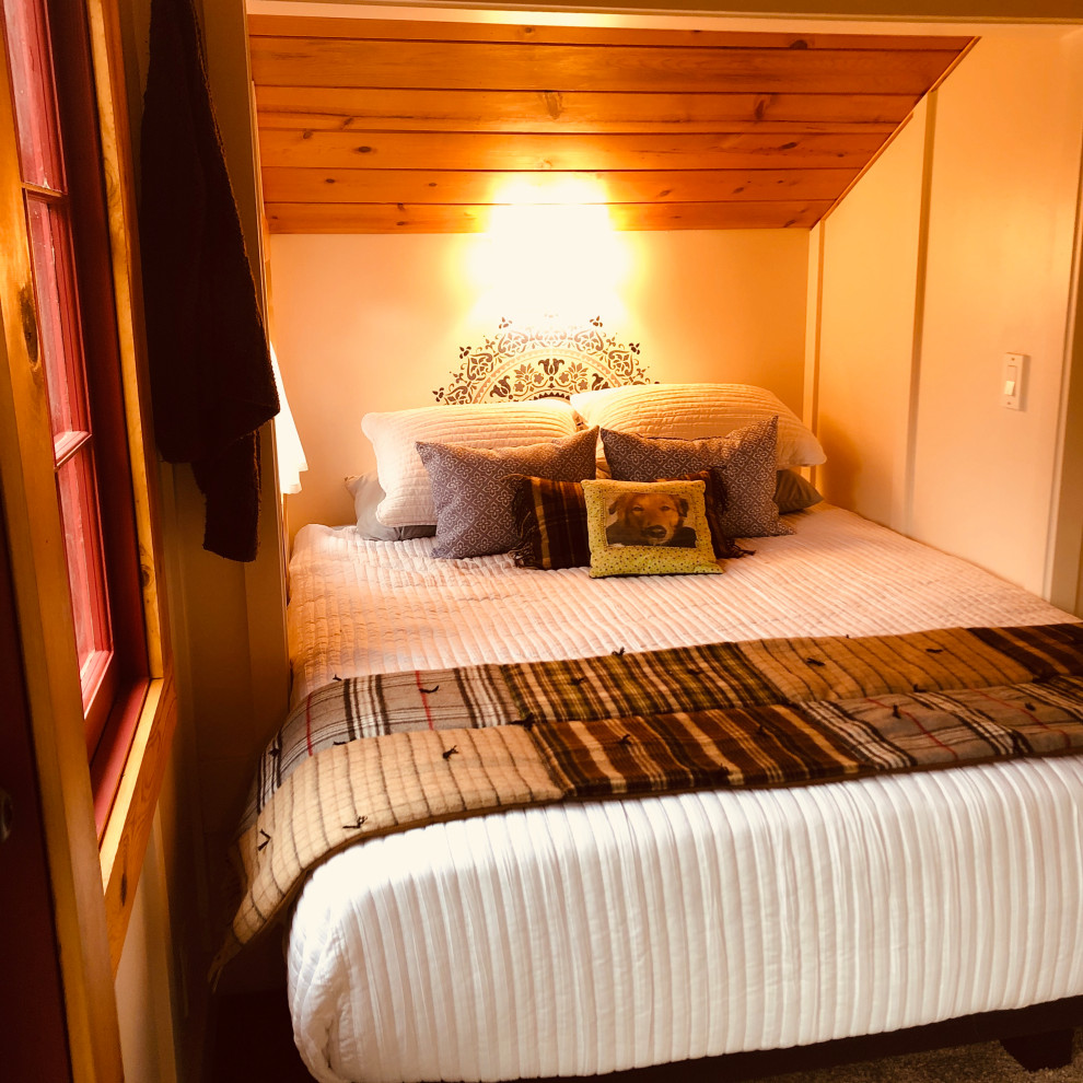 Стильный дизайн: маленькая гостевая спальня (комната для гостей) в стиле шебби-шик с белыми стенами, ковровым покрытием, серым полом, деревянным потолком и панелями на части стены для на участке и в саду - последний тренд