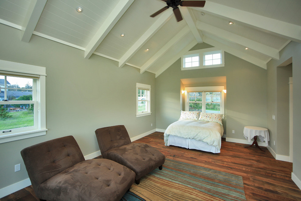 Foto de dormitorio principal rústico de tamaño medio sin chimenea con paredes verdes, suelo de madera oscura y suelo marrón