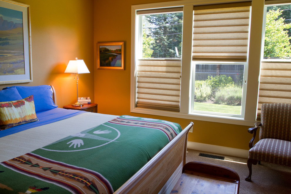 Пример оригинального дизайна: большая хозяйская спальня в стиле фьюжн с разноцветными стенами и ковровым покрытием