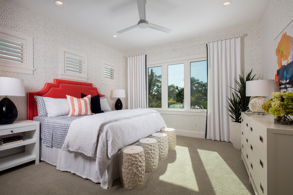 Klassisches Schlafzimmer mit weißer Wandfarbe, Teppichboden und grauem Boden in Tampa