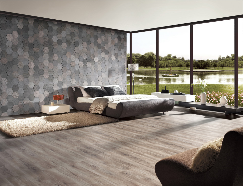 Modernes Hauptschlafzimmer mit grauer Wandfarbe, hellem Holzboden, grauem Boden, Wandpaneelen, Holzdielenwänden und Holzwänden in Orange County