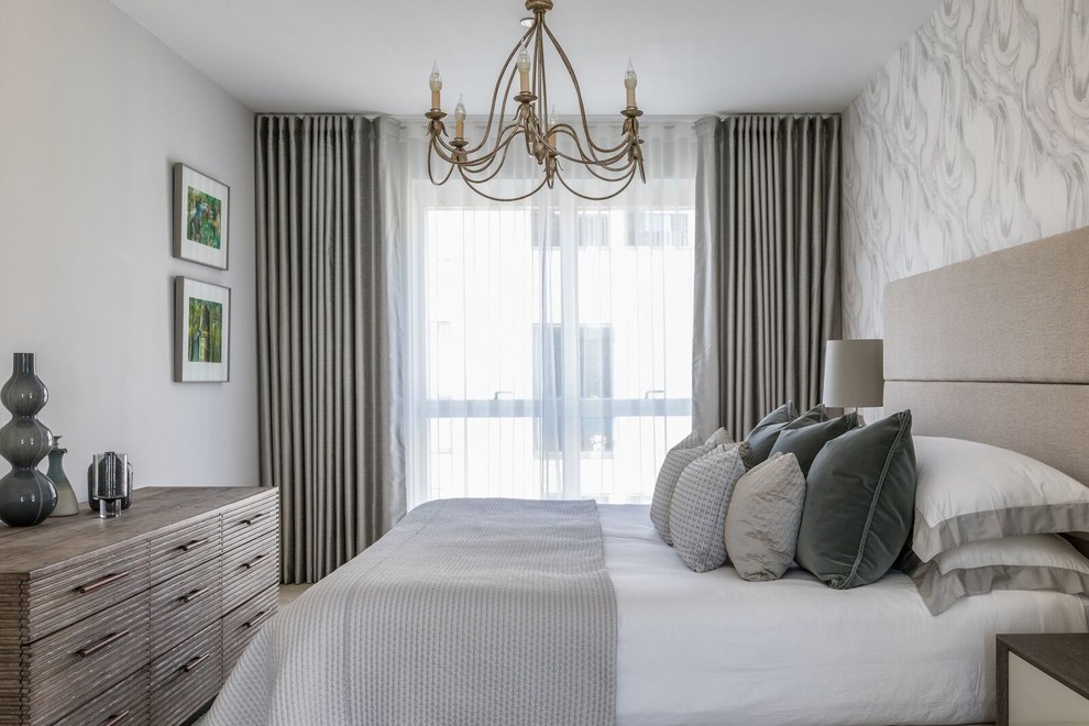 Foto de habitación de invitados actual de tamaño medio con paredes grises, moqueta y suelo beige