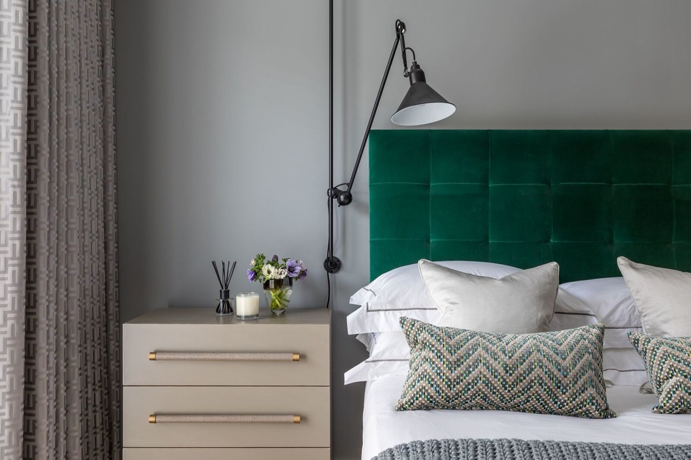 Diseño de habitación de invitados actual de tamaño medio con paredes grises, moqueta y suelo beige