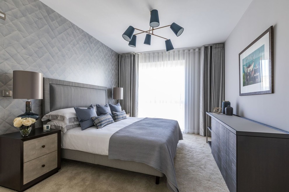 Modelo de habitación de invitados contemporánea de tamaño medio con paredes grises, moqueta y suelo beige