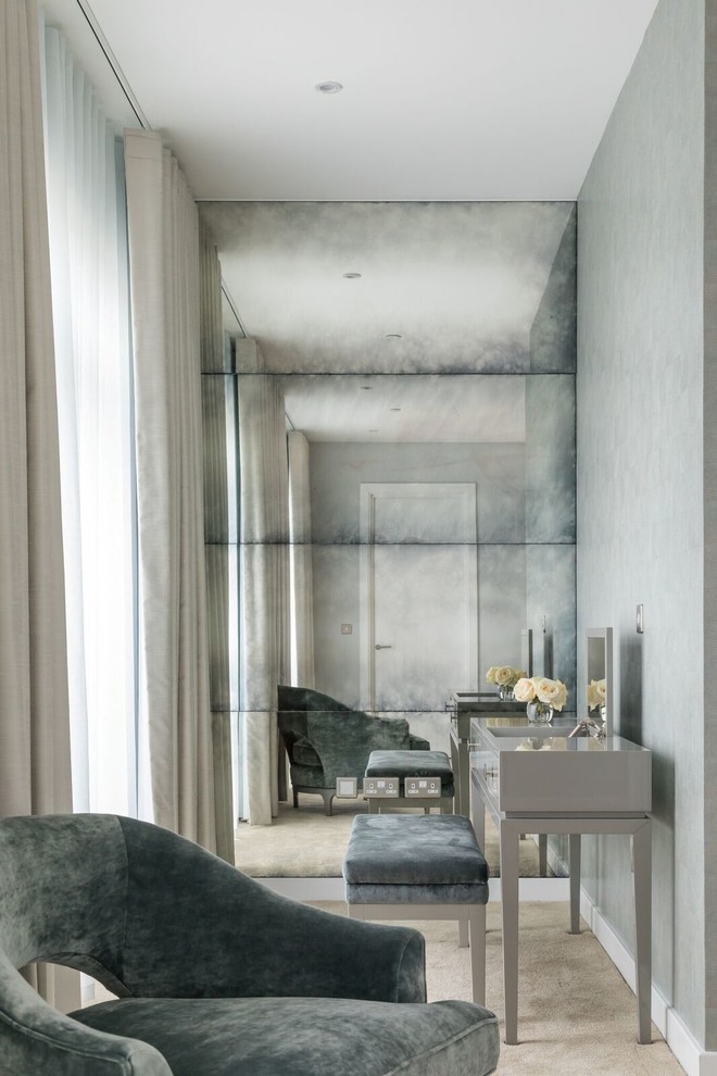 Diseño de dormitorio principal actual de tamaño medio con paredes grises, moqueta y suelo beige