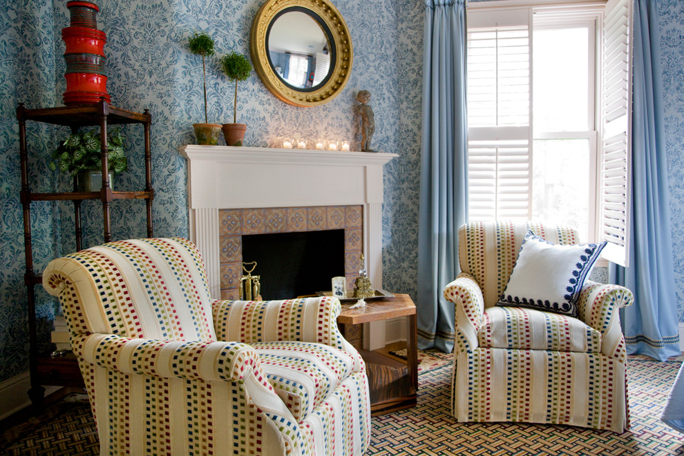 Aménagement d'une chambre éclectique de taille moyenne avec un mur bleu, une cheminée standard et un manteau de cheminée en carrelage.
