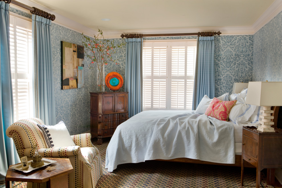 Foto de dormitorio principal clásico renovado de tamaño medio con paredes azules y moqueta