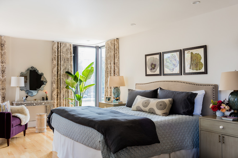 Klassisches Schlafzimmer ohne Kamin mit weißer Wandfarbe und hellem Holzboden in Boston