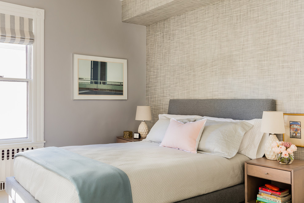 Источник вдохновения для домашнего уюта: хозяйская спальня среднего размера в стиле неоклассика (современная классика) с серыми стенами, ковровым покрытием и акцентной стеной