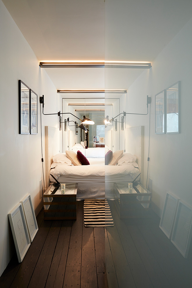 Свежая идея для дизайна: большая хозяйская спальня в стиле лофт с красными стенами, светлым паркетным полом, стандартным камином и белым полом - отличное фото интерьера