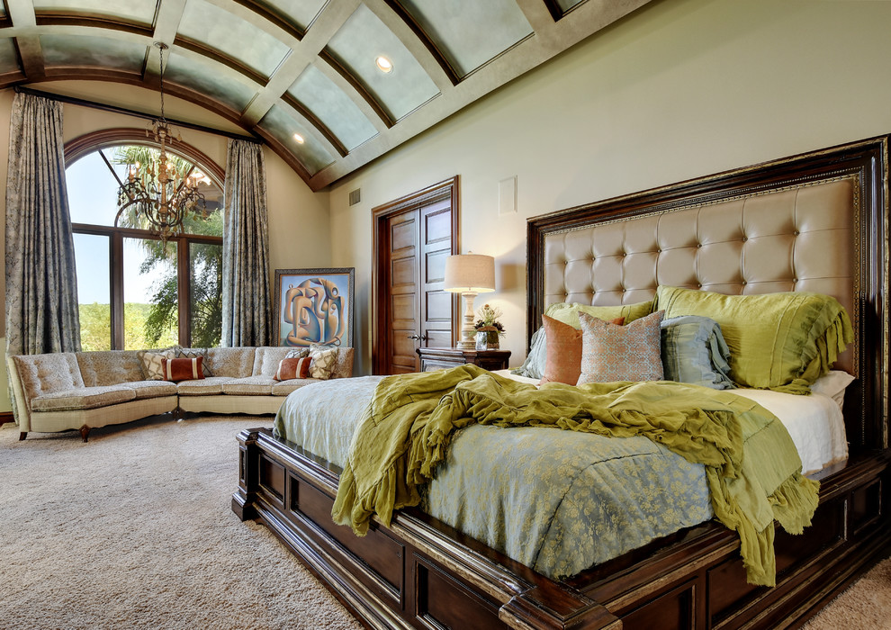 Пример оригинального дизайна: огромная хозяйская спальня в средиземноморском стиле с бежевыми стенами и ковровым покрытием