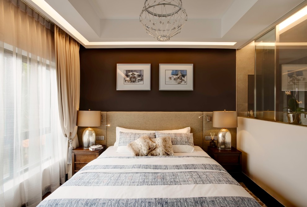 シンガポールにある小さなコンテンポラリースタイルのおしゃれな主寝室 (茶色い壁)