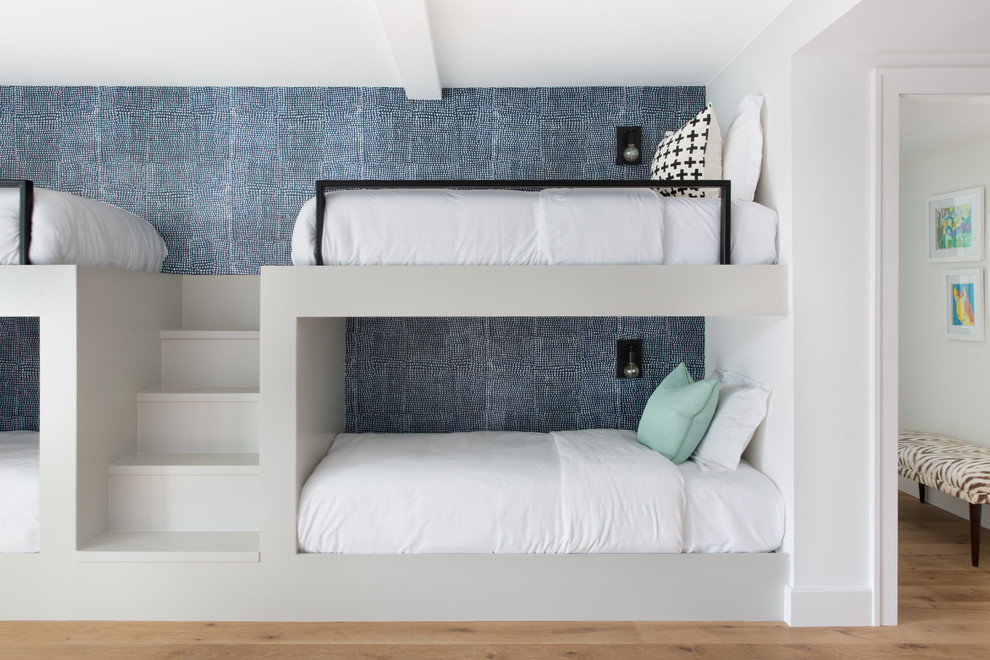 Diseño de dormitorio tipo loft actual de tamaño medio sin chimenea con paredes multicolor y suelo de madera en tonos medios