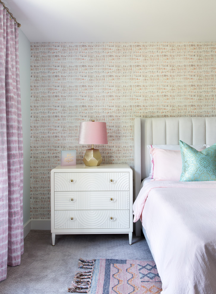 Aménagement d'une chambre grise et rose contemporaine de taille moyenne avec un mur multicolore et aucune cheminée.