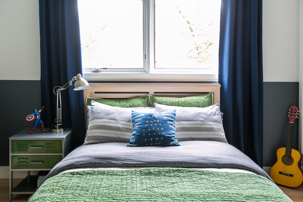 Foto de dormitorio tradicional renovado de tamaño medio con paredes grises, suelo de madera clara y suelo beige