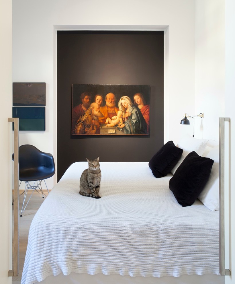 Idee per una camera da letto minimal di medie dimensioni con pareti nere, pavimento beige e parquet chiaro