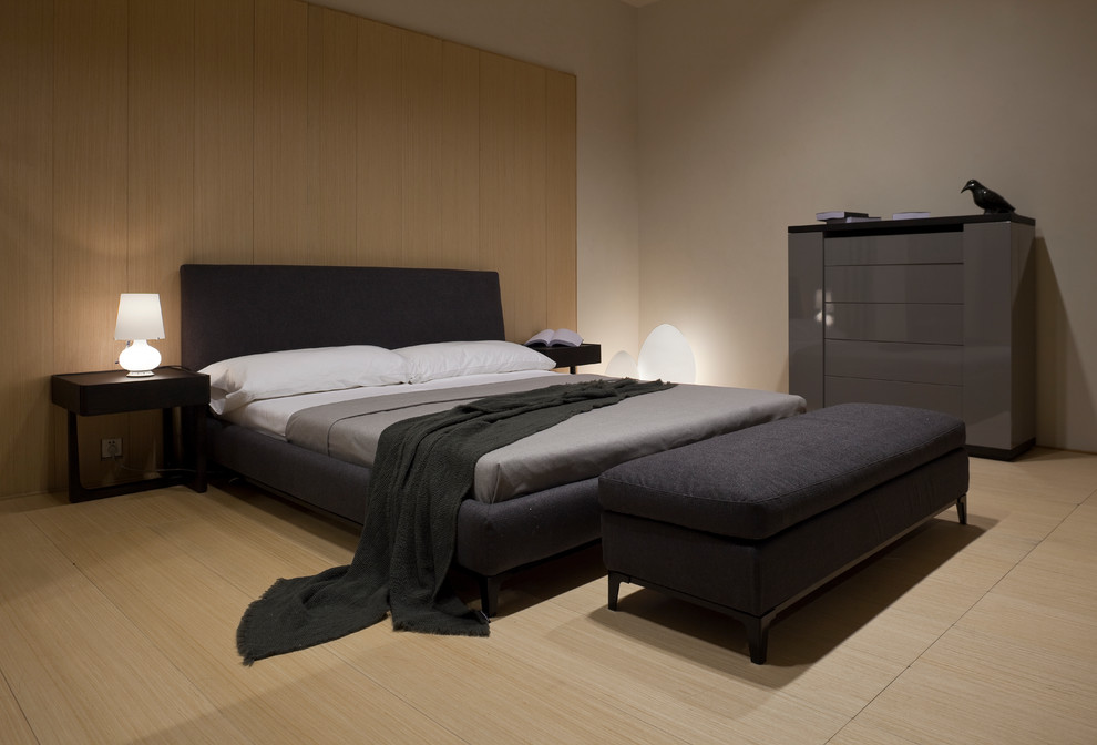 Modelo de habitación de invitados contemporánea de tamaño medio con paredes beige y suelo de contrachapado