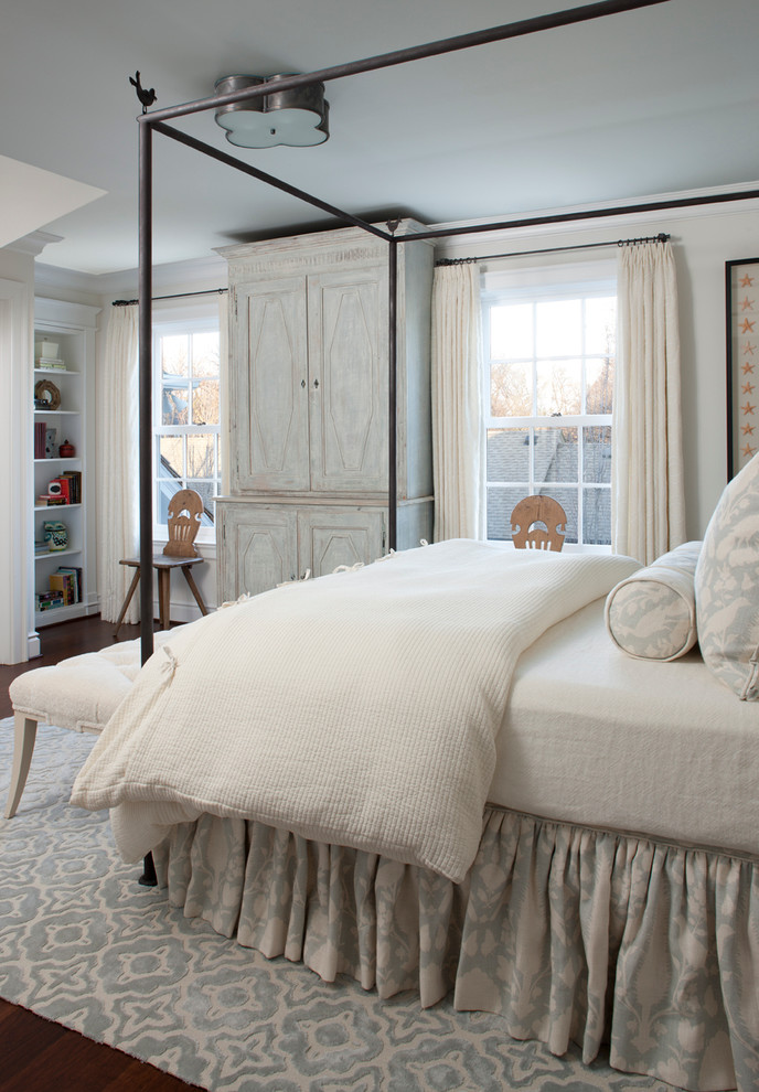 Bild på ett vintage sovrum, med beige väggar och mörkt trägolv