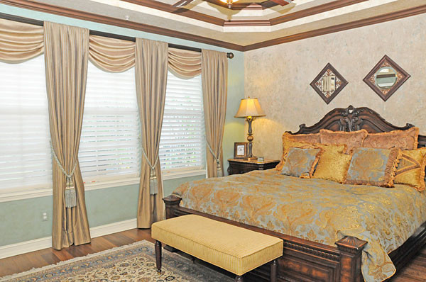 Идея дизайна: хозяйская спальня в классическом стиле с бежевыми стенами и паркетным полом среднего тона без камина