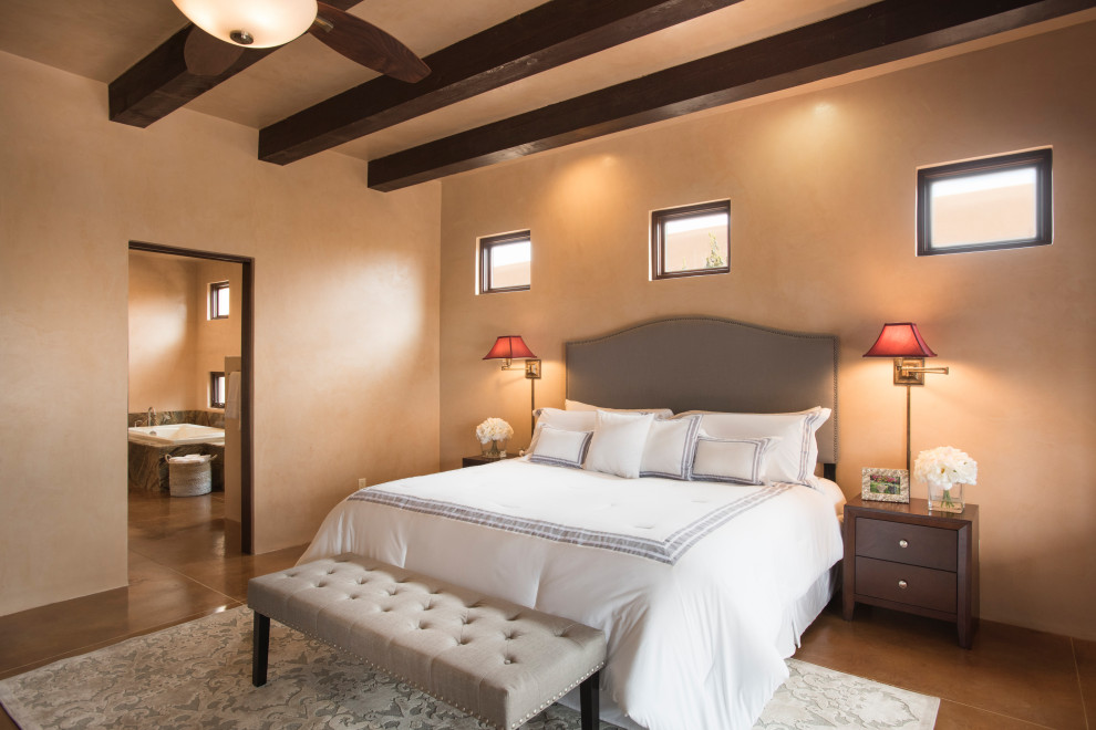 Пример оригинального дизайна: хозяйская спальня в стиле фьюжн с бежевыми стенами, бетонным полом и оранжевым полом