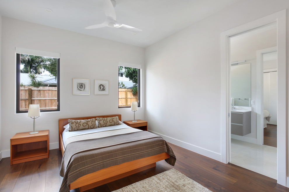 Idee per una camera degli ospiti minimalista di medie dimensioni con pareti bianche, parquet scuro e pavimento marrone