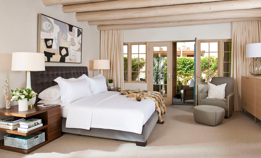 Стильный дизайн: хозяйская спальня среднего размера в средиземноморском стиле с бежевыми стенами и ковровым покрытием без камина - последний тренд