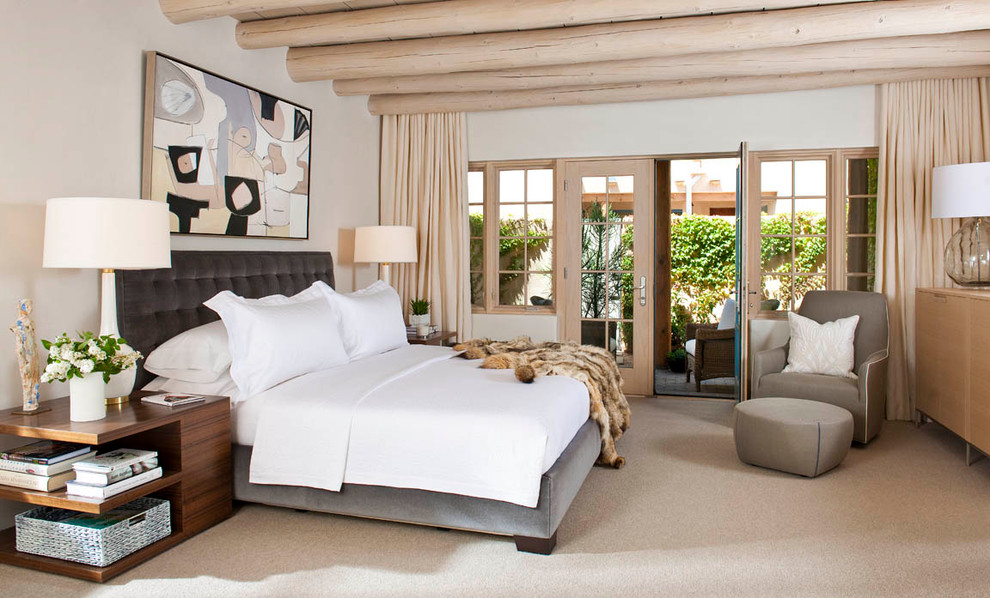 На фото: спальня в стиле фьюжн с бежевыми стенами и ковровым покрытием без камина