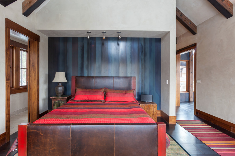 На фото: гостевая спальня (комната для гостей) в современном стиле с серыми стенами, акцентной стеной и кроватью в нише