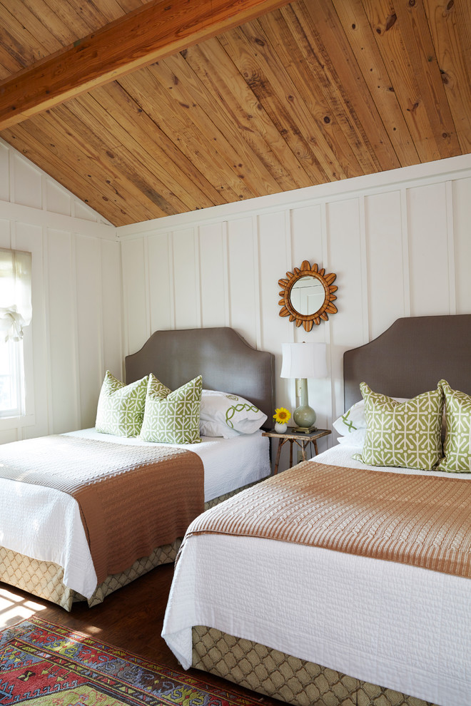 Foto de habitación de invitados de estilo de casa de campo pequeña sin chimenea con paredes blancas y suelo de madera en tonos medios