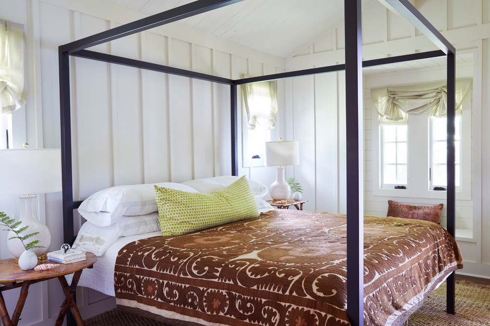 Стильный дизайн: маленькая хозяйская спальня в стиле кантри с белыми стенами и паркетным полом среднего тона без камина для на участке и в саду - последний тренд