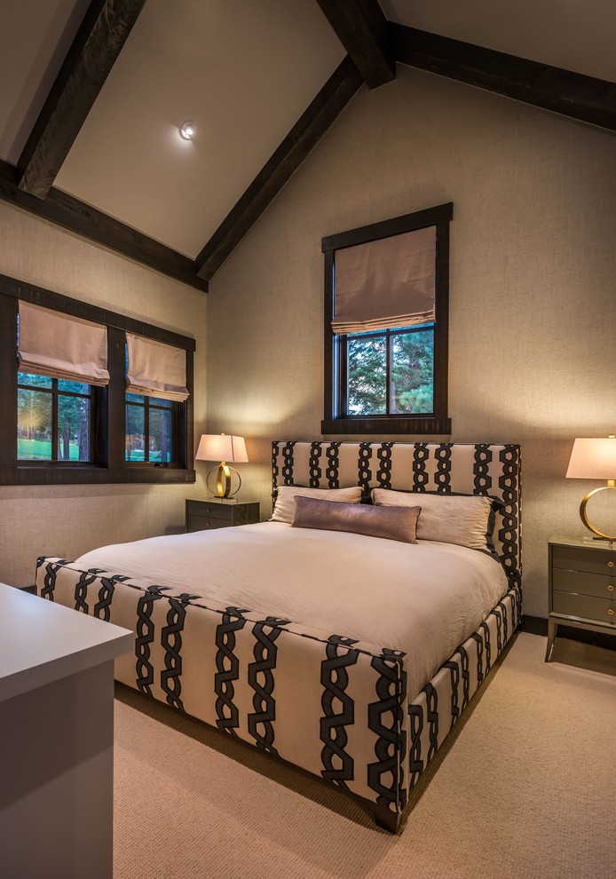 На фото: хозяйская спальня в классическом стиле с серыми стенами и ковровым покрытием с