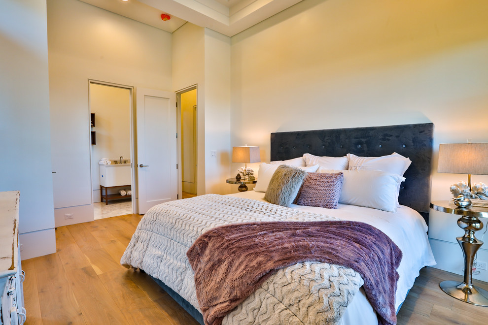 На фото: гостевая спальня среднего размера, (комната для гостей) в морском стиле с белыми стенами, светлым паркетным полом и бежевым полом без камина