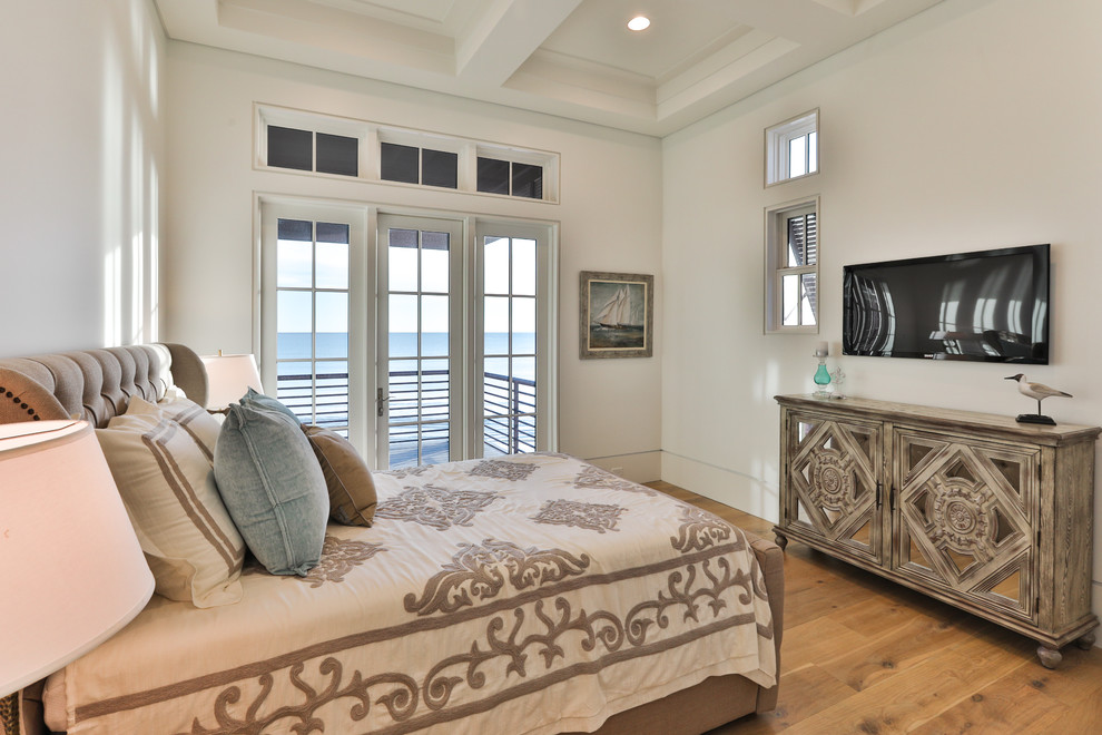 На фото: гостевая спальня среднего размера, (комната для гостей) в морском стиле с белыми стенами, светлым паркетным полом и бежевым полом без камина с
