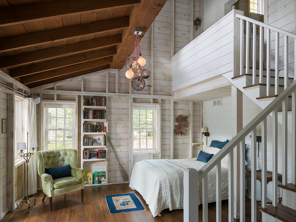 Mittelgroßes Rustikales Hauptschlafzimmer ohne Kamin mit weißer Wandfarbe und braunem Holzboden in Boston