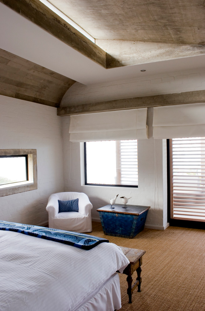 Пример оригинального дизайна: спальня в морском стиле с белыми стенами и ковровым покрытием