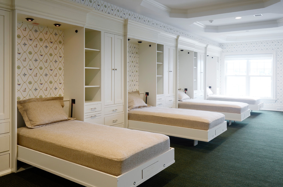 他の地域にある中くらいなトラディショナルスタイルのおしゃれな客用寝室 (マルチカラーの壁、カーペット敷き、緑の床、暖炉なし) のレイアウト