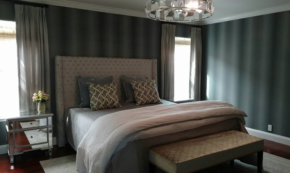 Стильный дизайн: хозяйская спальня среднего размера в стиле неоклассика (современная классика) с серыми стенами и паркетным полом среднего тона - последний тренд