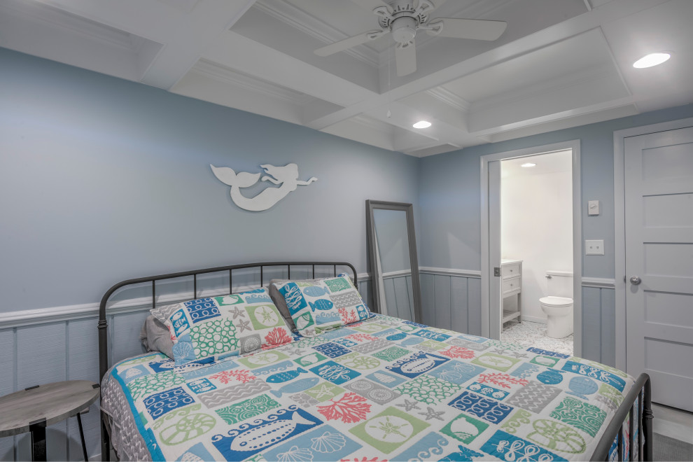 Foto di una camera matrimoniale stile marinaro di medie dimensioni con pareti blu