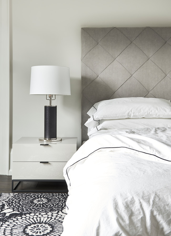 トロントにある広いモダンスタイルのおしゃれな客用寝室 (白い壁、濃色無垢フローリング、茶色い床) のインテリア