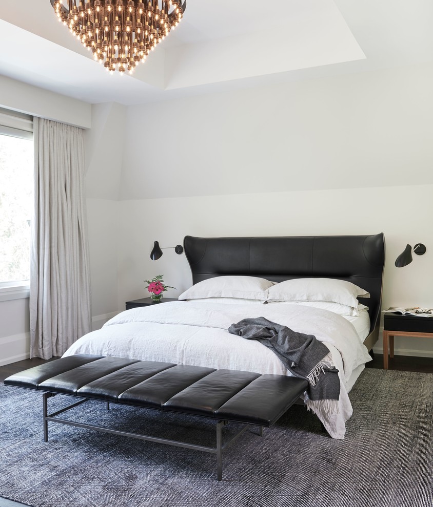 Источник вдохновения для домашнего уюта: большая хозяйская спальня в современном стиле с белыми стенами, темным паркетным полом и коричневым полом