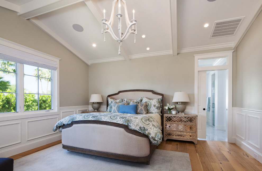 Immagine di una grande camera da letto chic con pareti grigie, pavimento in legno massello medio e pavimento beige