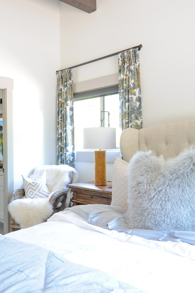 Foto de dormitorio clásico renovado con paredes blancas, suelo de madera clara y suelo marrón