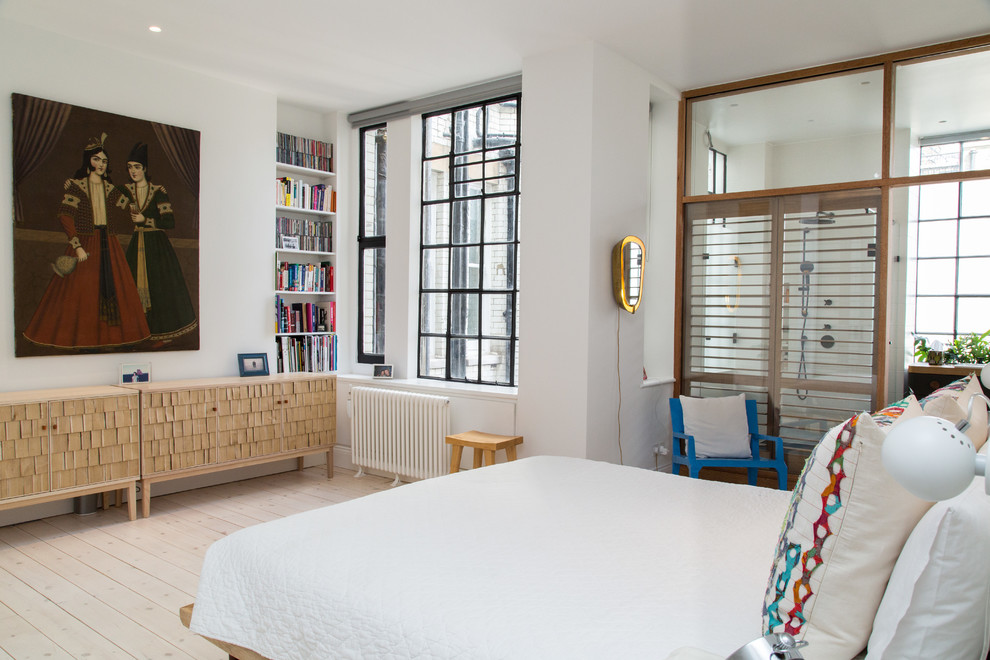 Mittelgroßes Stilmix Hauptschlafzimmer mit weißer Wandfarbe und hellem Holzboden in London