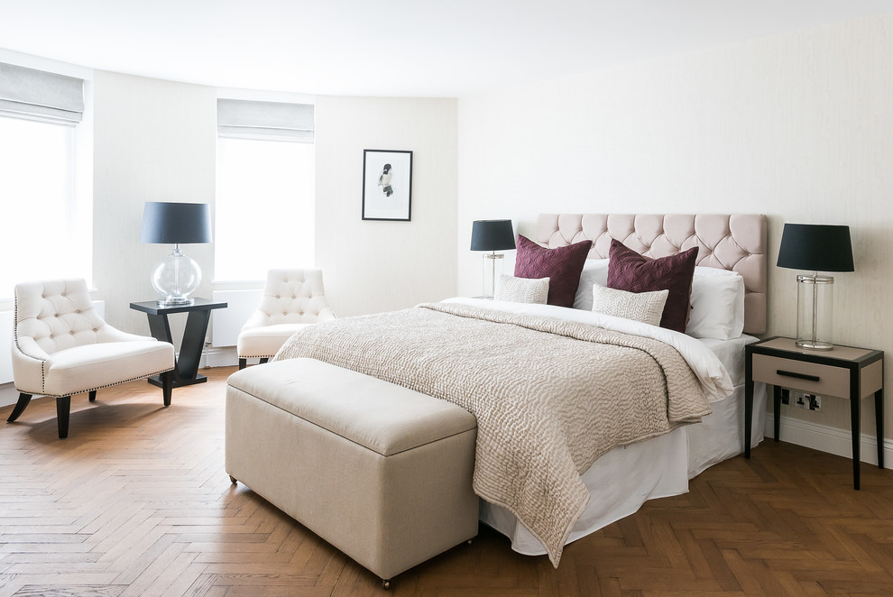 Klassisches Schlafzimmer mit weißer Wandfarbe, braunem Holzboden und braunem Boden in London