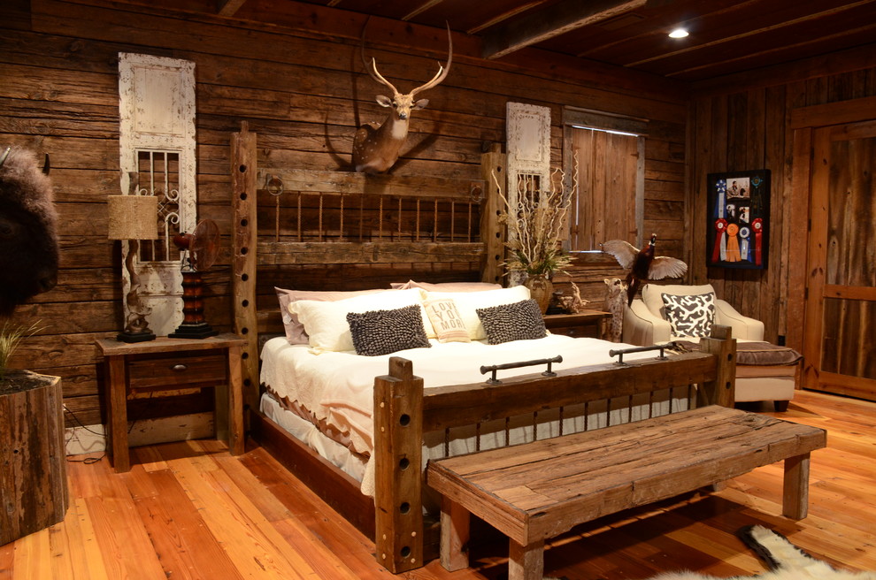 Modelo de dormitorio principal rural de tamaño medio con suelo de madera clara