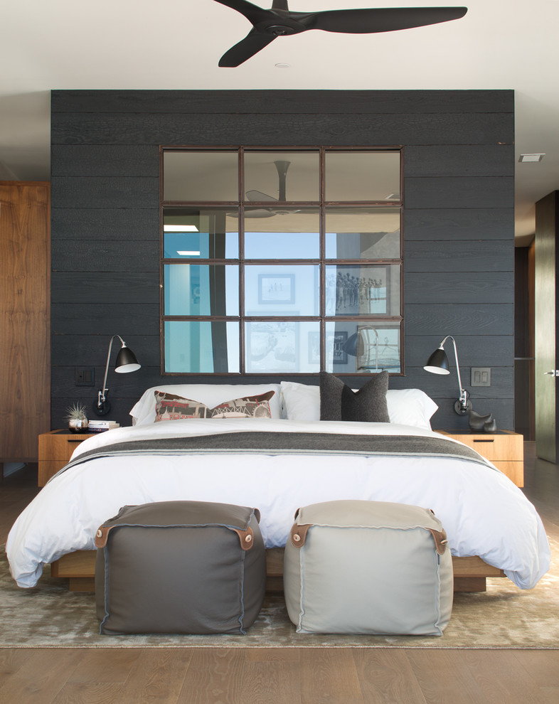 Großes Modernes Hauptschlafzimmer mit grauer Wandfarbe, dunklem Holzboden und braunem Boden in San Diego