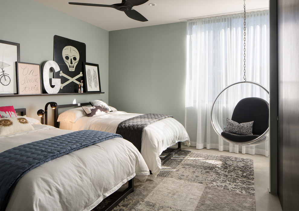 Ispirazione per una camera degli ospiti minimalista di medie dimensioni con pareti grigie, pavimento in cemento e pavimento grigio